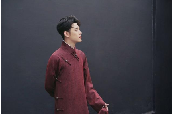 每个人都有别人无法体会的辛苦,那些承载着祝福的「金玉良言」,此刻终于变成可佩戴的专属快乐。
这次尝试新身份的同时感恩一切相遇,不停止对生活的新探索, 持续传递自己的理念。说好的一辈子,快乐亦如是。